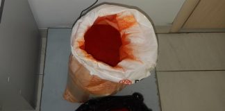 Новосибирские таможенники изъяли 19 кг оранжевого порошка у авиапассажира из Узбекистана