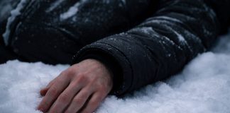 Тело мужчины нашли возле бара в Ленинском районе Новосибирска