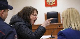 Преступница усугубила себе наказание, обматерив прокурора прямо в зале суда НСО