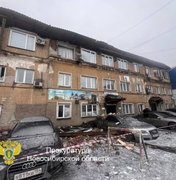 В Новосибирске очередной дом посыпался под тяжестью снега. Прокуратура начала проверку