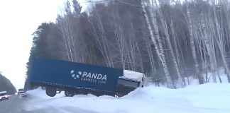 Фура слетела с трассы между Новосибирском и Колыванью