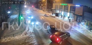 Водитель на полном ходу влетел в чужое авто в Новосибирске