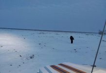 Новосибирский рыбак всю ночь блуждал по льду: его нашли благодаря телефону