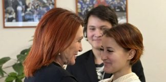 Омбудсмен поддержала десятиклассника, из-за пикета которого к новосибирской школе вызывали ГБР