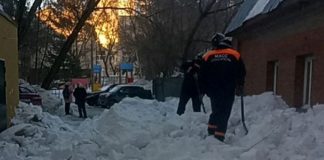 В Новосибирске обследовали место схода снега с крыши в поисках людей