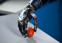 В НГУ создадут систему, помогающую качественнее пользоваться протезами рук